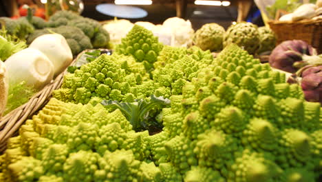 Romanesco-Brokkoli-Auf-Einem-Gemüse-Lebensmittelmarkt-Auf-Dem-Lokalen-Markt-In-Sete,-Frankreich